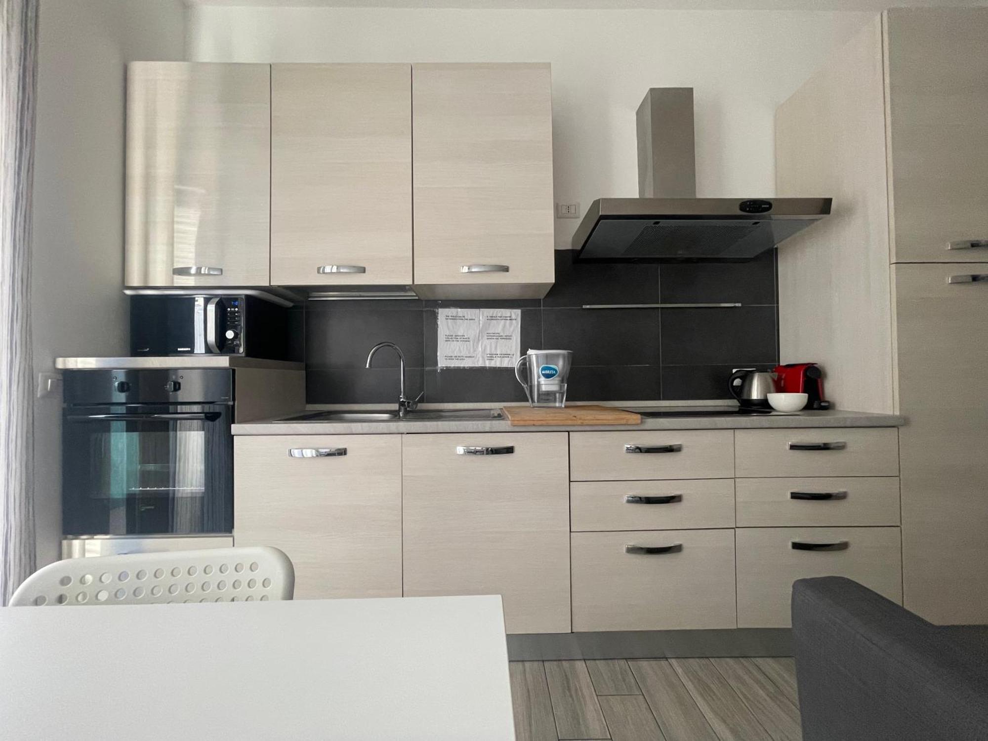 Gardone Apartment - Ampio Appartamento Con 2 Camere Da Letto - Comodo Per Duomo! Милано Екстериор снимка