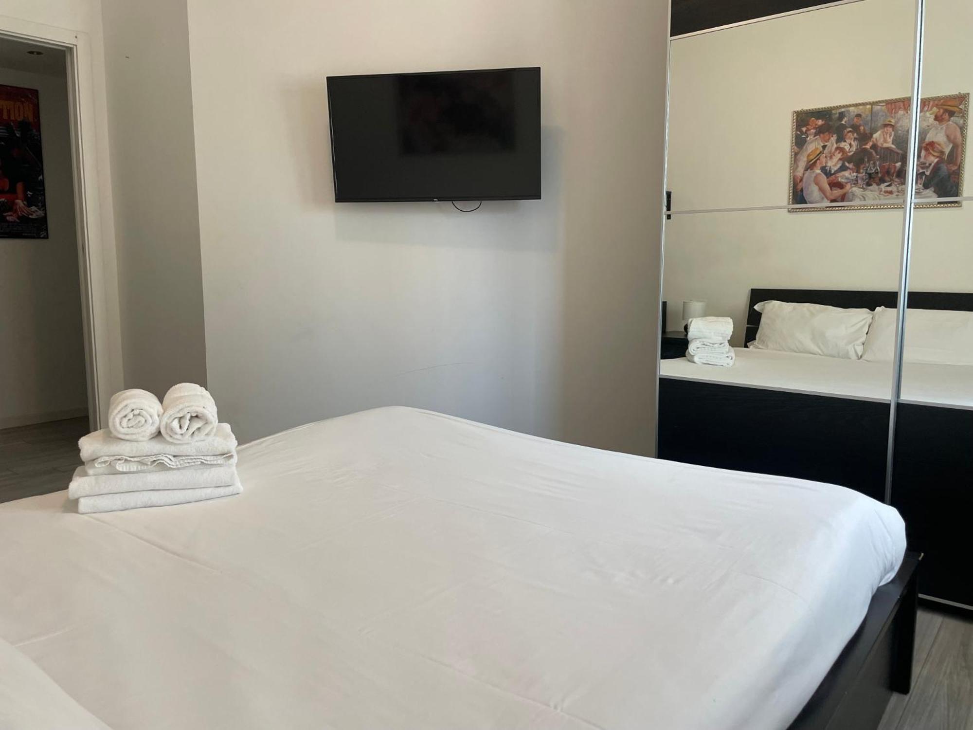 Gardone Apartment - Ampio Appartamento Con 2 Camere Da Letto - Comodo Per Duomo! Милано Екстериор снимка